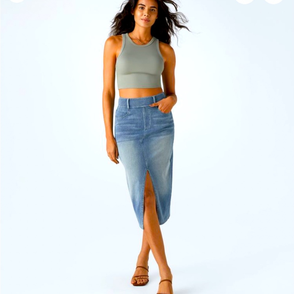 Halara pull on denim skirt Medium New